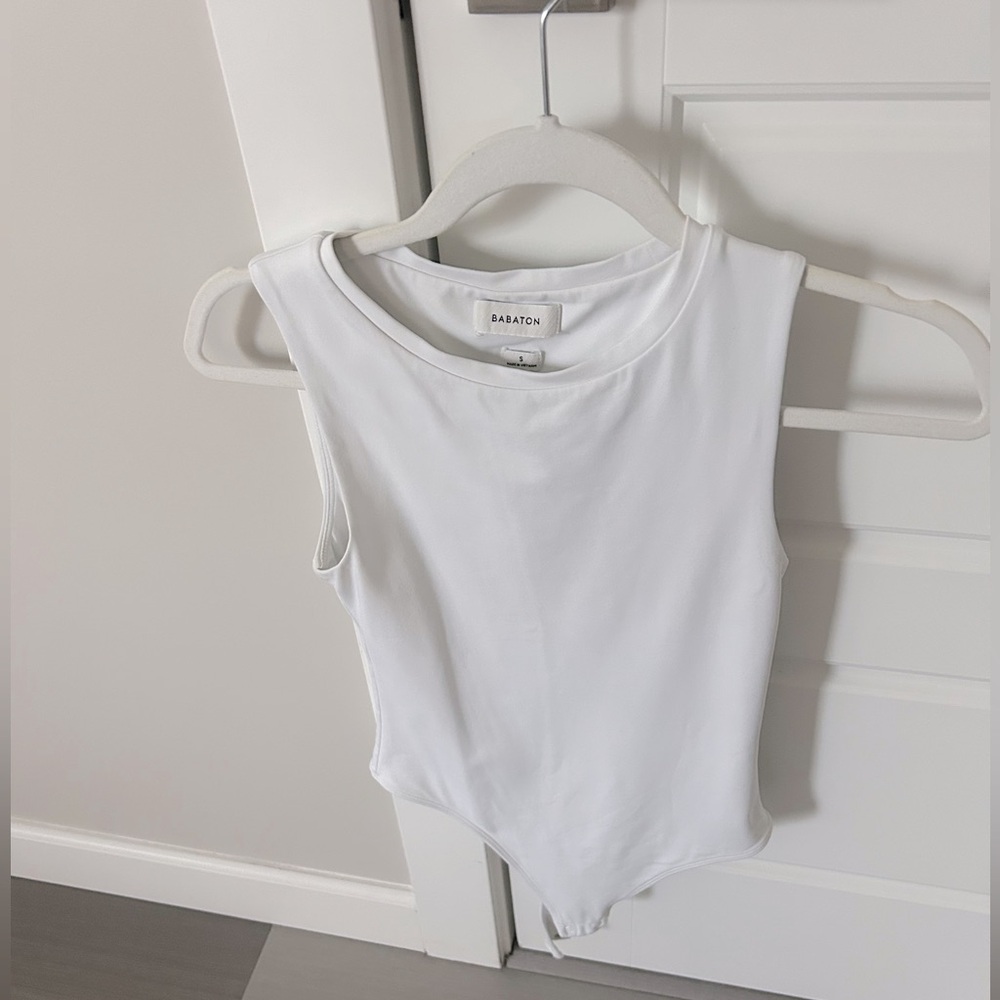 Aritzia- babaton contour top, white, small, great condition. Worn couple times.
